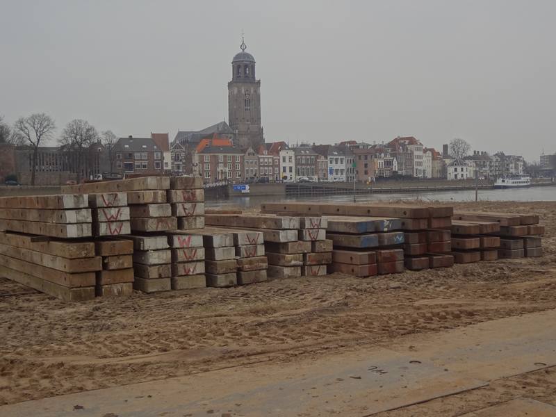 20cm dikke volledig Azobé draglineschotten tijdens werkzaamheden in Deventer