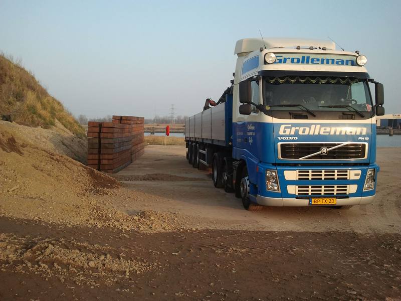 Grolleman transport can deliver crane mats on site.